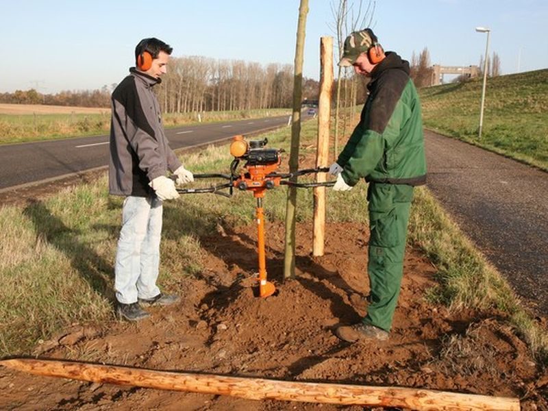 Máte vyvrácený plot? Zemní vrtáky vám pomohou udělat nové jámy