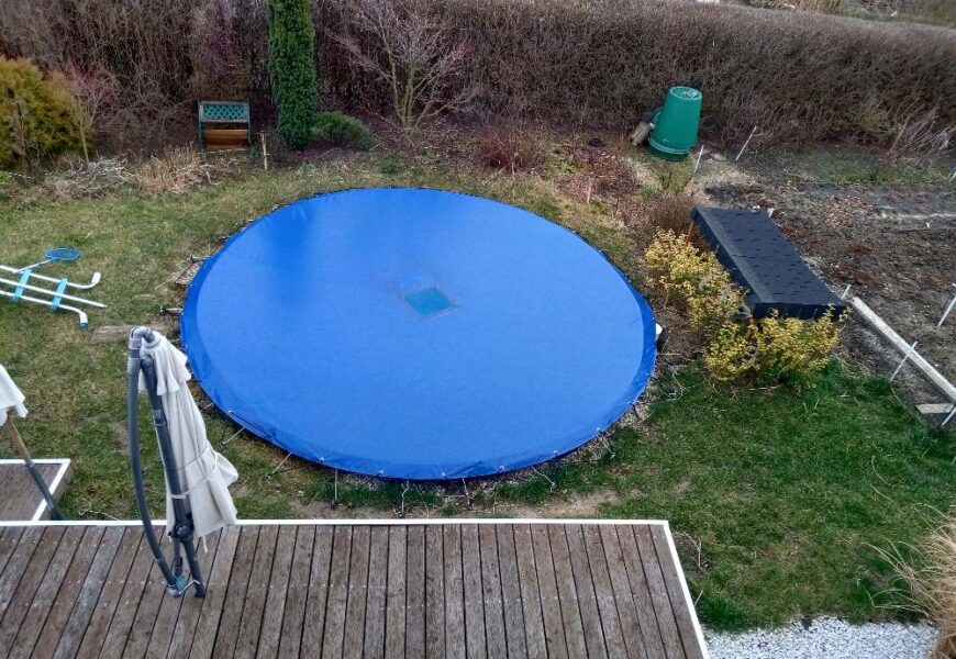 Krycí plachta na bazén pro každou zahradu