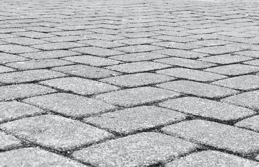 Připravujete si dlažbu na parkování nebo přístup do domu? Pomůže vám s tím zapůjčení těžké techniky