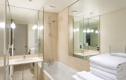 Jak udělám usazení vany správně a rychle?