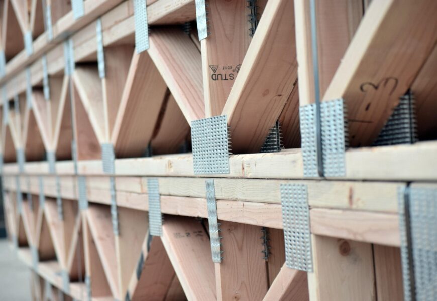 Jak udělám pevnou a kvalitní střechu? Pomohou osvědčené dřevěné vazníky